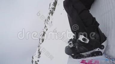 滑雪者戴上手套开始倾斜。 摄像头固定在船上